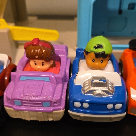 Little People Helpful Neighbors Car Garage Ramp with 7 Wheelie Cars - Picture 4 of 9